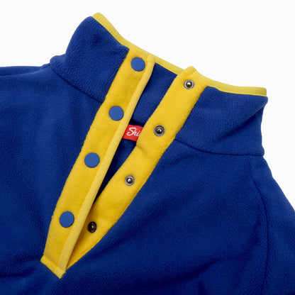 Close-up of the buttons on the top of the fleece.